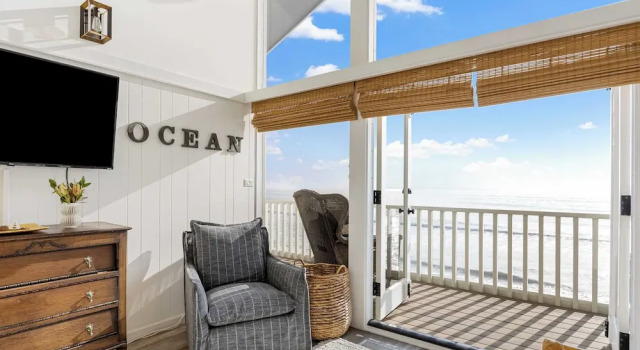 Unbeatable Beachfront Bliss w/ Ocean Views, Luxe Interiors & Patio Beach Road, Varaa Lomakoti Avenida del Mar USA