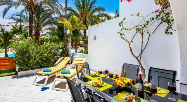 95 GREAT LOCATION IN Las AMERICAS, SEA FRONT!