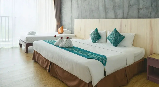 Трёхместный номер Standard с балконом и с видом на город Bellevue Ocean Patong