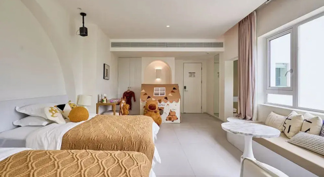 Четырёхместный семейный номер Standard с частичным видом на океан Miyue Shenzhen Blue and White Holy Island Cliff Pool Hotel