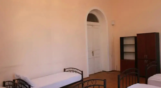 Кровать в общем номере TourEst Inn Central — хостел