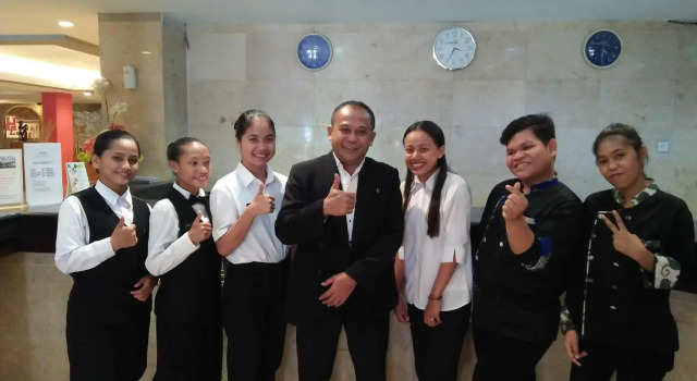 Кровать в общем номере Hotel Mariat Sorong