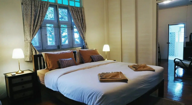 24 Samsen Heritage House