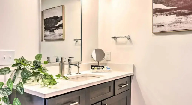 Walk to UNL Campus: Dtwn Lincoln Loft Apt!, Book Hotel 4-stjernede hoteller i Nebraska, 4*