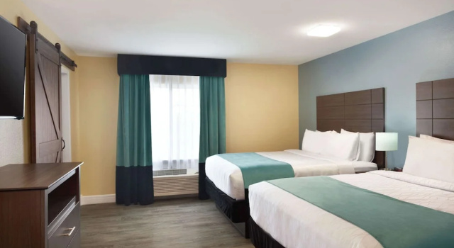 Четырёхместный люкс с 2 комнатами Hawthorn Extended Stay by Wyndham Saint Robert