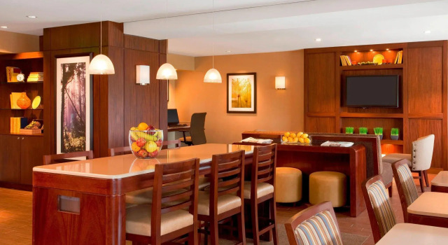Четырёхместный номер Standard Sheraton Indianapolis Hotel at Keystone Crossing