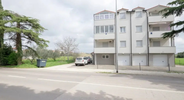 Comfortable Family Apartment Near the sea With Airconditioning, Wifi, and Parking, Prenota Appartamento Valbandon Istria