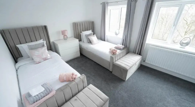 Entire Modern Home with Private Parking for 6/8 Persons