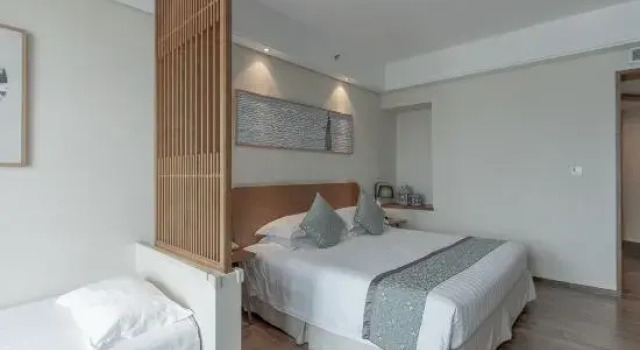 Двухместный семейный люкс с балконом и с видом на озеро Thousand Island Lake Kaiyuan Mingting Hotel