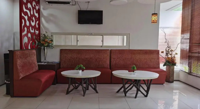 OYO 90075 Feliz Hotel, Prenota Hotel Wonocolo East Java