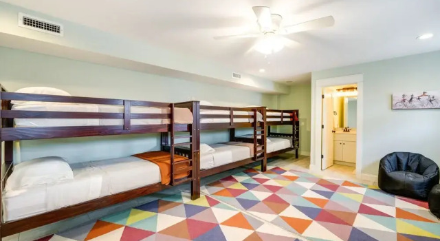 Kill Devil Hills Retreat w/ Gas Grill & Deck!, Забронировать Дом для отпуска Килл-Девил-Хиллс Outer Banks, рядом с Glazin' Go-Nuts