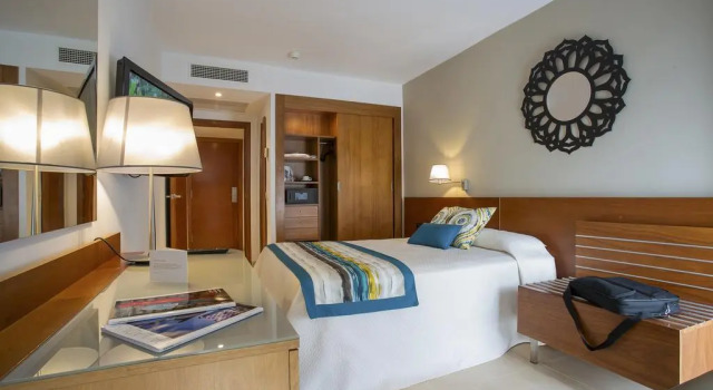 Кровать в общем номере с видом на бассейн Palladium Hotel Palmyra