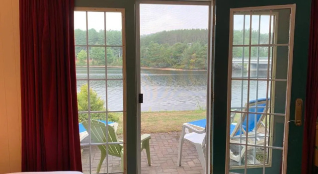 Четырёхместный семейный номер Standard с видом на озеро Algonquin Lakeside Inn