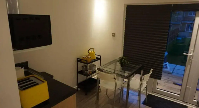 Newly Built Studio Guest House, 25 mins to London, close to Bluewater