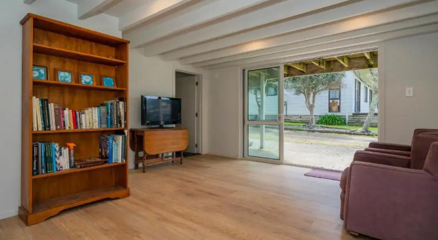 Bach on Pipi - Whangamata Holiday Home, Rezerwuj Hotel Hotele w Auckland Region z parkingiem, Parking