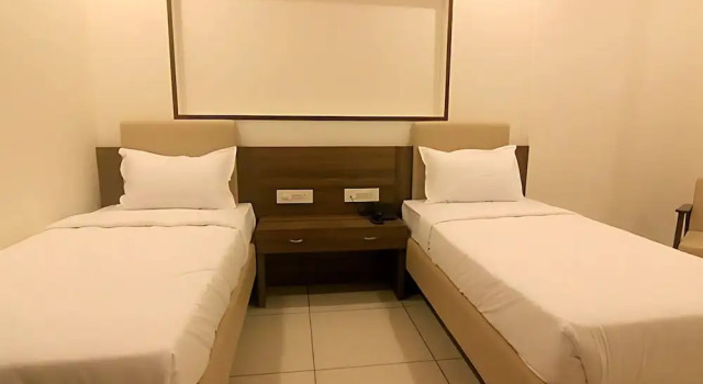 Кровать в общем номере Srijan Inn