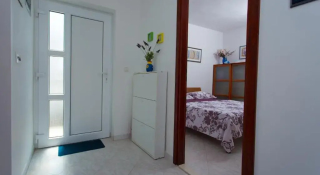 Charming modern house with the new swimming pool - apartment Maya 2, Buchen Sie Ferienwohnung Hotels in Gespanschaft Split-Dalmatien mit Pool, Schwimmbad