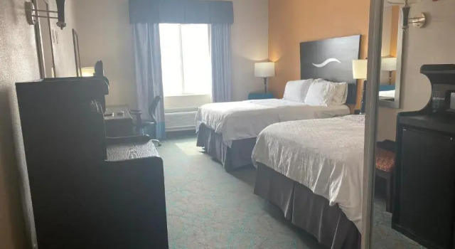 Четырёхместный номер Standard Holiday Inn Express Hotel and Suites Fort Stockton by IHG