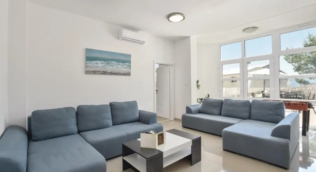 Nice Home in Duce With Wifi and 10 Bedrooms, Rezerwuj Hotel Hotele w Split-Dalmatia County z parkingiem, Parking