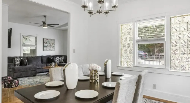 7 bedrooms Spacious House Near Downtown w Parking, Boek Hotel Hotels in Georgia met parkeren, Parkeren