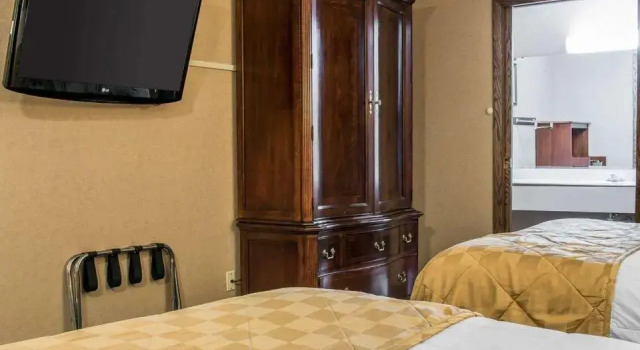 Четырёхместный номер Deluxe с видом на озеро Clarion Hotel Mackinaw City Beachfront