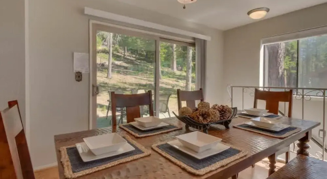 The Knotty Bear - Three Bedroom Home, Забронировать Отель Саут-Лейк-Тахо South Lake Tahoe Area, рядом с Ганбаррел Экспресс