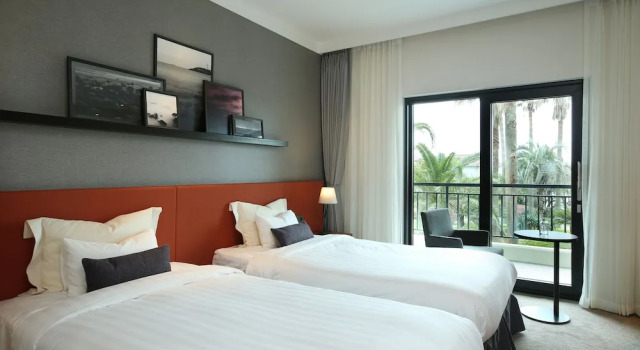Двухместный номер Deluxe с балконом The Suites Hotel Jeju