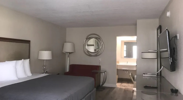 Двухместный номер Premium с балконом All Seasons Inn & Suites