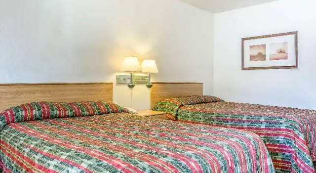 Четырёхместный номер Standard Rodeway Inn Magic Mountain Area