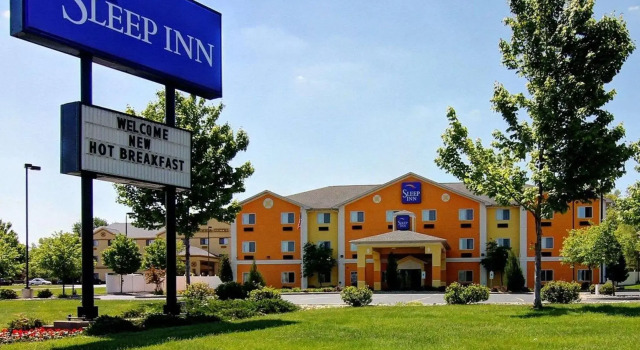 Кровать в общем номере Sleep Inn South Bend Airport