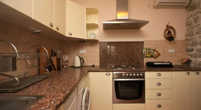 Коттедж Antique 3 BR House next to Admiral