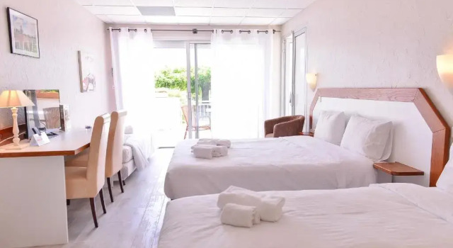Семейный номер Standard с видом на сад Logis Hôtel Restaurant Le Chêne Vert