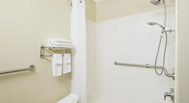 Четырёхместный номер Standard Microtel Inn & Suites by Wyndham