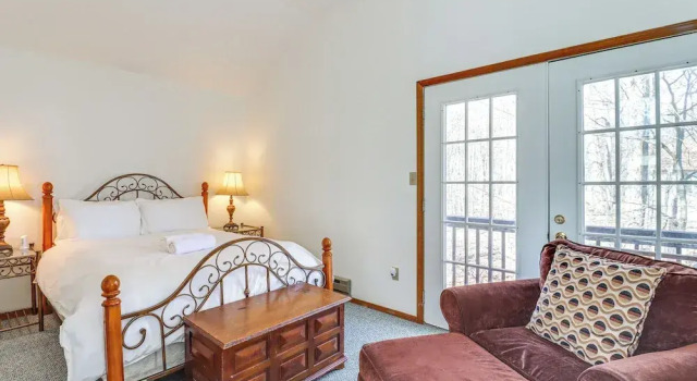 3 Mi to Tobyhanna State Park: Home w/ Serene Deck!, Book Feriehus Tobyhanna 