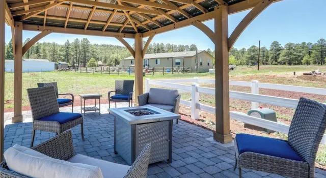 3 Mi to Grand Canyon Railway: Williams Retreat, Забронировать Дом для отпуска Отели Уильямс с парковкой, Парковка