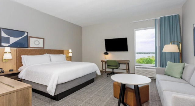 Двухместный люкс с видом на озеро Staybridge Suites Winter Haven - Auburndale