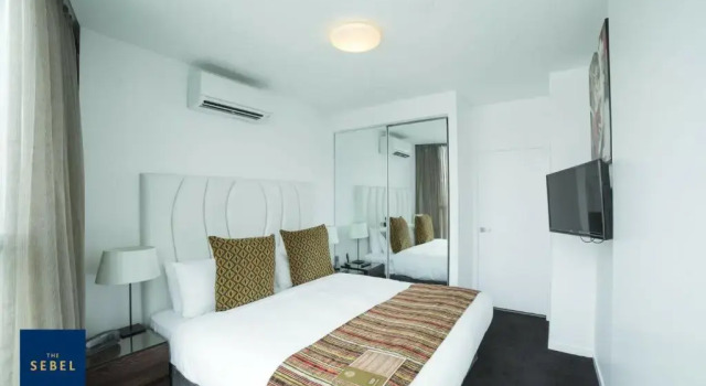 Двухместный люкс с 2 комнатами The Sebel Melbourne Docklands Hotel