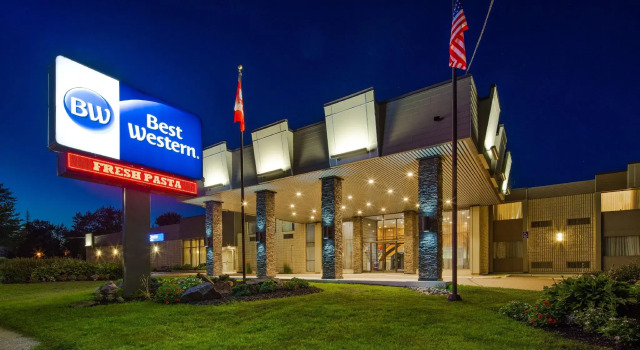 Кровать в общем номере Best Western North Bay Hotel & Conference Centre