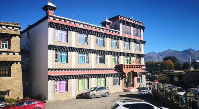 October Daocheng Youth Hostel, Boek Hostel Daocheng Sichuan
