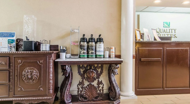 Quality Suites Graham - Burlington South, Varaa Hotelli Hotellit Burlington uima-altaalla, Uima-allas