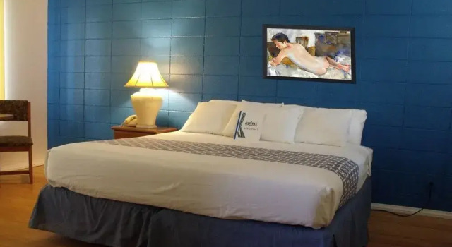 CCBC Resort Hotel - A Gay Mens Resort, Забронировать Курортный отель Катидрал-Сити Coachella Valley, рядом с Cathedral Canyon Country Club