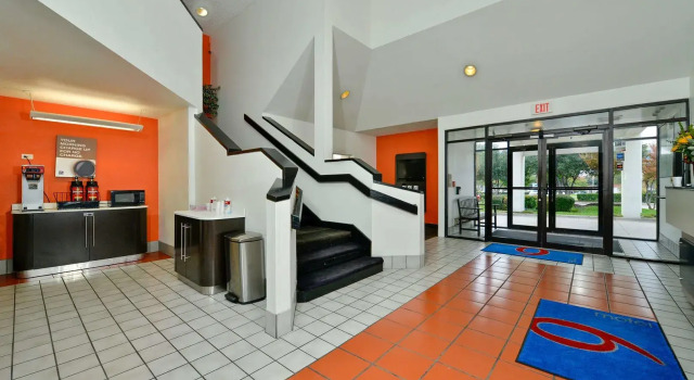 Motel 6-Plano, TX - West - Frisco, Забронировать Мотель Плейно Dallas - Fort Worth Metropolitan Area, рядом с WellBridge Healthcare Greater Dallas