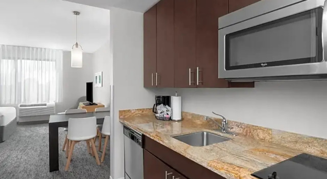 Четырёхместный люкс с 2 комнатами TownePlace Suites by Marriott Denver Airport at Gateway Park