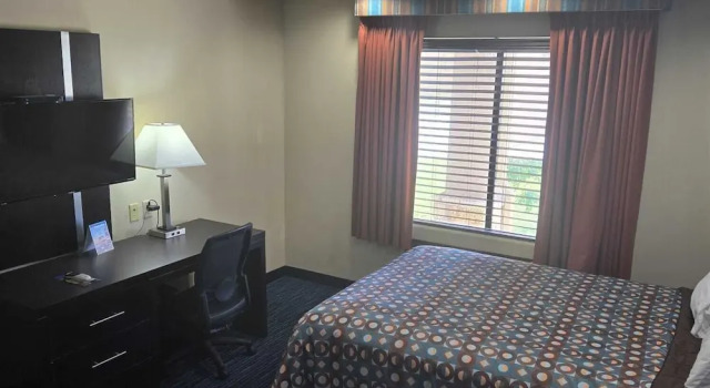 Четырёхместный люкс Karnes City Lodge