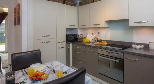 Modern 2 Bed House with Parking And Garden