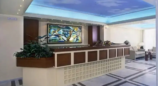 Plaza Vouliagmeni Strand Hotel