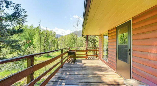 Коттедж Dog Friendly: Cabin w/ Yard & Mtn Views in Cascade