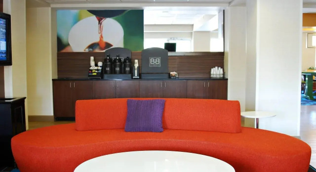 Fairfield Inn Myrtle Beach Broadway at the Beach, Забронировать Отель Отели Миртл-Бич с парковкой, рядом с Спортивный центр Миртл-Бич, Парковка