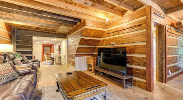 Коттедж с 2 комнатами Relaxing Cosby Cabin w/ Fire Pit & Covered Porch!