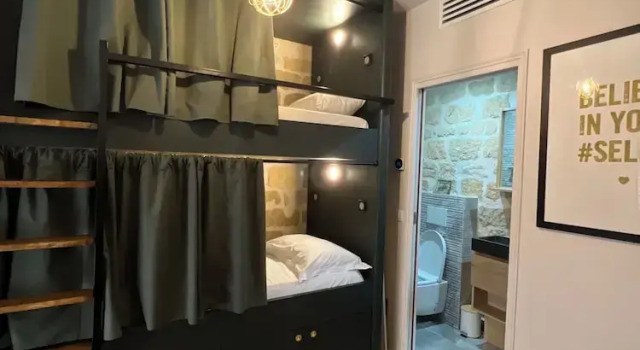 Кровать в общем номере FRATERNiTY-HOTEL
